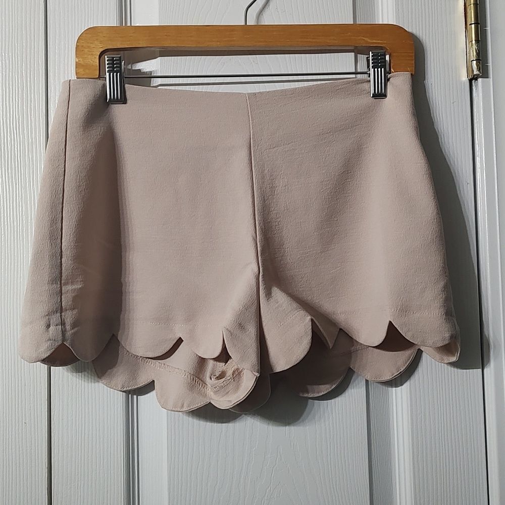 Monteau  light tan color scallop hem shorts  Sz M